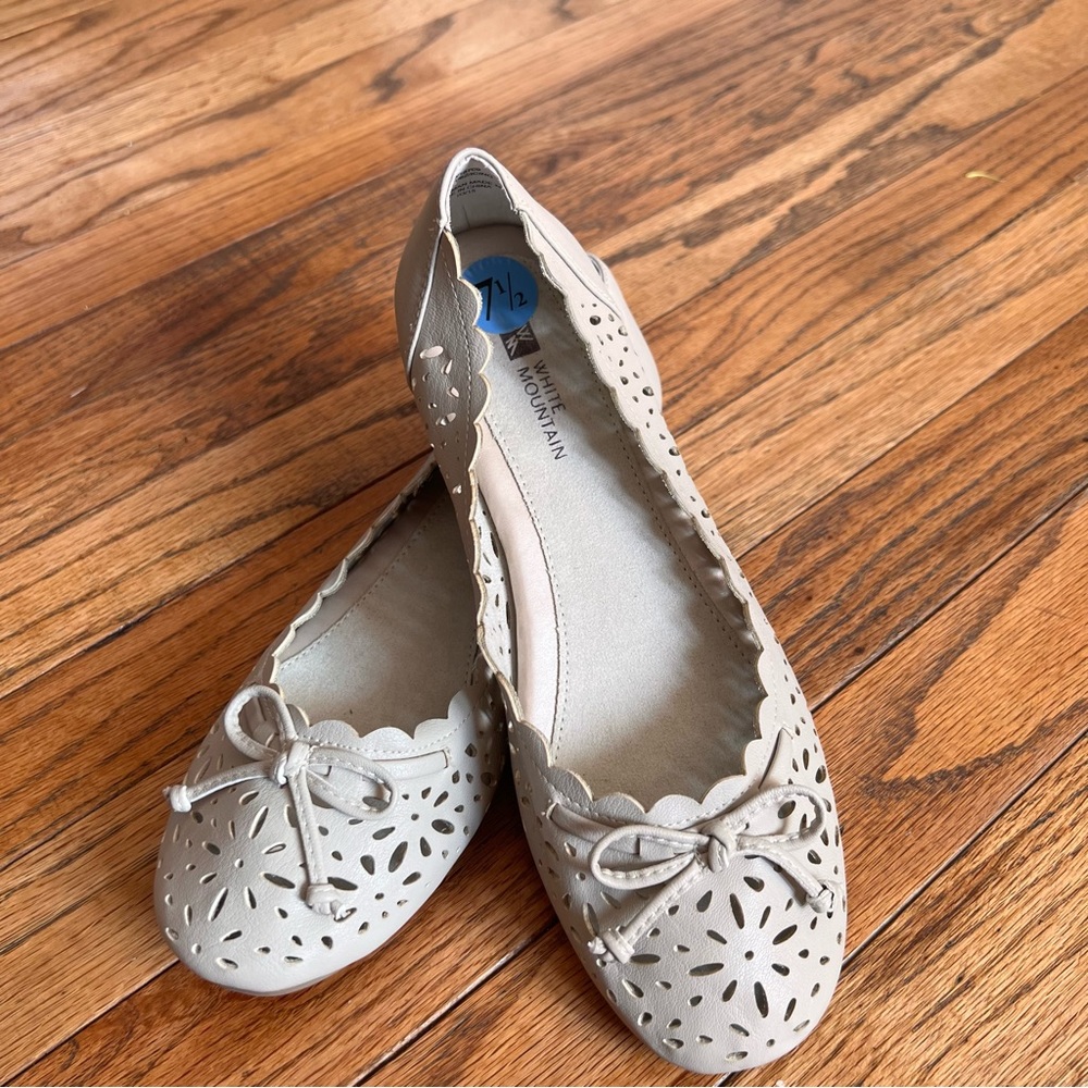 White mounts women’s perforated flats shoes size 7.5
